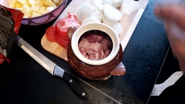 Как приготовить/ Мясо с картошкой и овощами в горшочках.