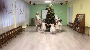 Вход на Новый год, в детском саду. Младшая группа