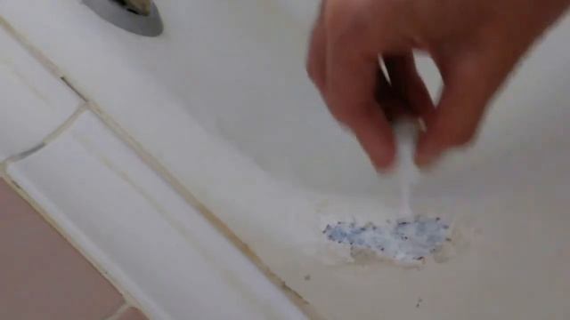 Эмаль в ванне откололась. Закрасить корректирующей жидкостью. смотреть онлайн