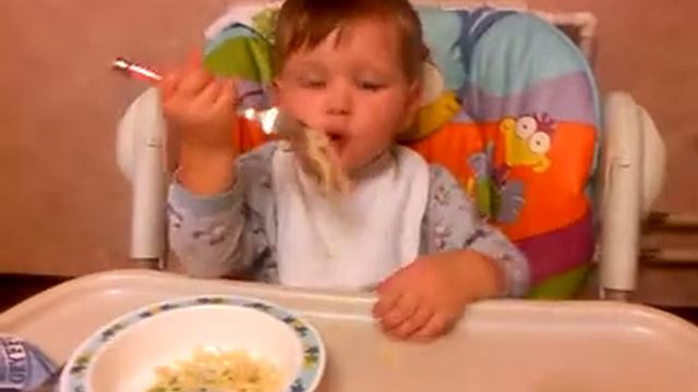 Вот так нужно есть макароны! смотреть онлайн