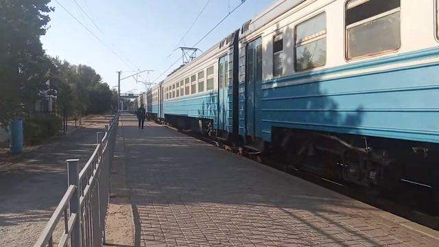 ЕТ2 электропоезд Харьков Левада-Изюм прибытие на ст. Изюм и приветливая бригада смотреть онлайн