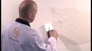 Создаем структуру на стенах с помощью декоративной штукатурки