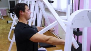 Тяга к животу в тренажере