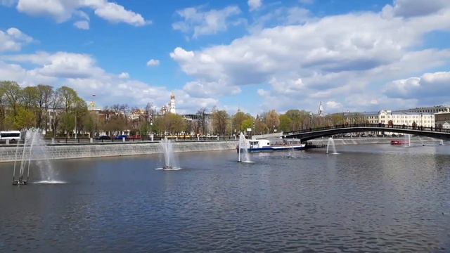 Москва. Фонтаны на водоотводном канале. Репинский сквер. Болотная набережная. Май 2022 года.