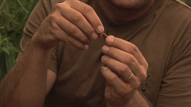 ::CARP FISHING TV:: Barbless Coated Braid Ready-Tied Rig Explained... смотреть онлайн