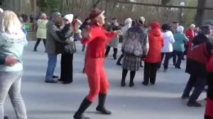 Танцы в парке Царицыно.