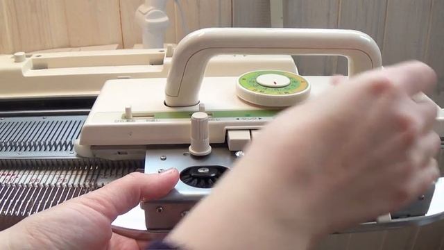 Двойная шапка бини на вязальной машине МК или как связать шапку на одной фонтуре: часть 2... смотреть онлайн