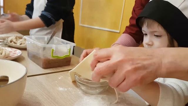 Сходили на детский мастер-класс по лепке хинкали.