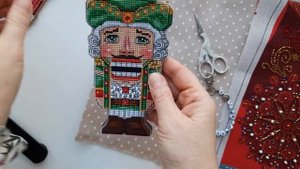 Оформление двухсторонней игрушки на пластиковой канве. Щелкунчик Петр