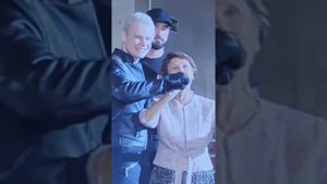 Шаман поет караоке с поклонниками