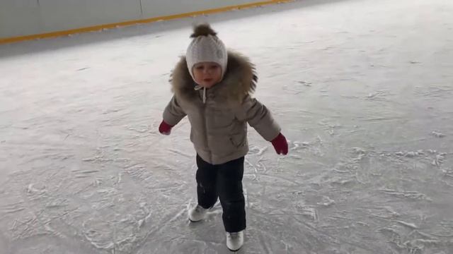 ФИГУРНОЕ КАТАНИЕ. ВЛОГ. Полина и ПЕРВЫЕ ШАГИ на льду. Учимся кататься на коньках. ФИГУРИСТКА Полина смотреть онлайн