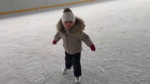 ФИГУРНОЕ КАТАНИЕ. ВЛОГ. Полина и ПЕРВЫЕ ШАГИ на льду. Учимся кататься на коньках. ФИГУРИСТКА Полина