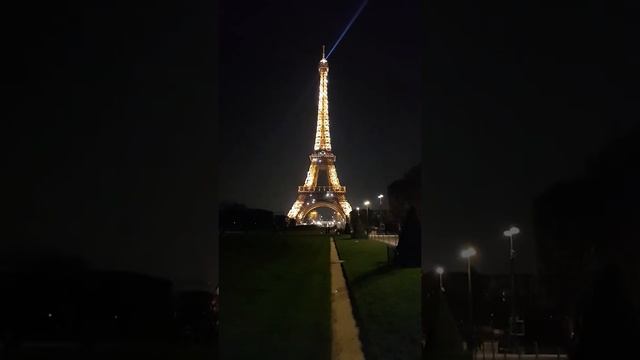 Эйфелева башня с подсветкой. Eiffel tower with lights