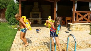 Огромный паук напал на детей прям во дворе! Паук преследует везде!