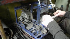 Как сделать вогнутые спуски на ноже,без приспособ.На наждаке.