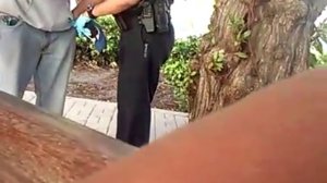 Video: Un policía de Florida abofetea a un hombre sin hogar 