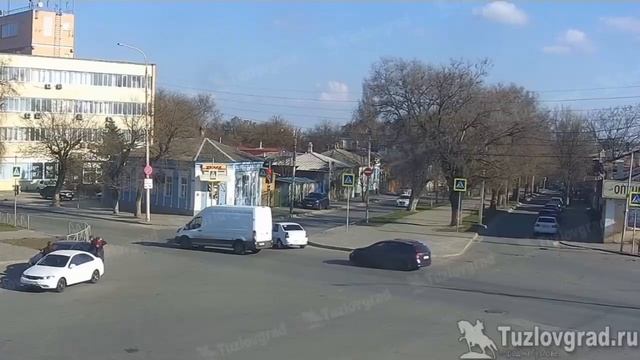 В Новочеркасске невнимательный водитель фургона устроил ДТП и огромную пробку смотреть онлайн