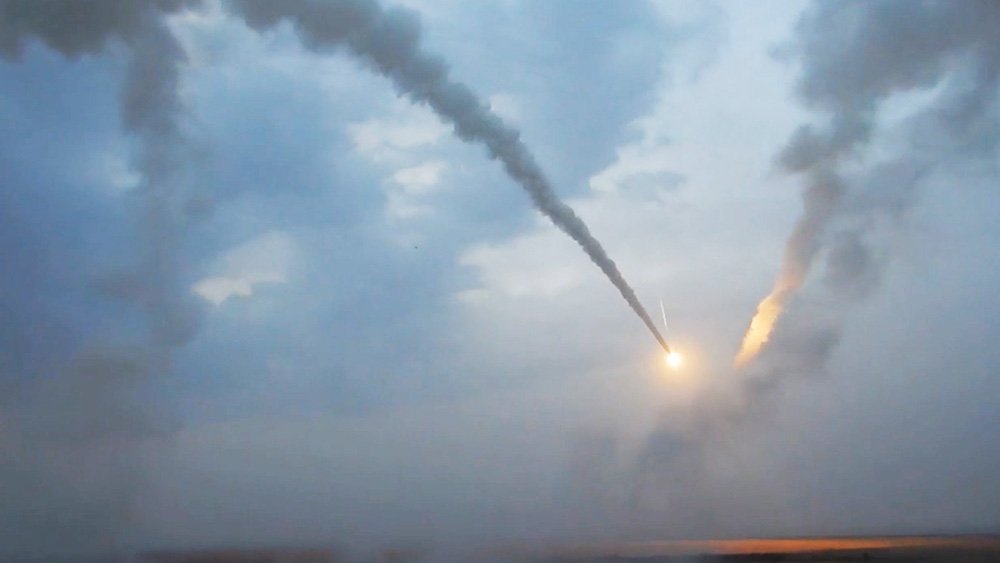 Минобороны показало удары ракетами "Оникс" по складам с горючим ВСУ / События
