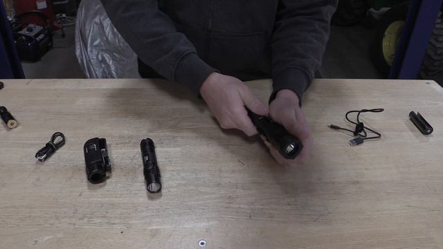 Nitecore MH10S (1800 lumens) EDC Vs Nitecore P20i (1800 lumens) Flashlight Review смотреть онлайн