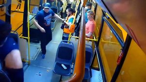 Пьяный мужик решил докопаться до девушки и поплатился#драка