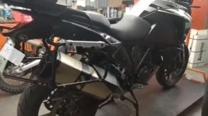 KTM 1290 Super Adventure S. Звук двигателя с обычным глушителем и глушителем Akrapovic.