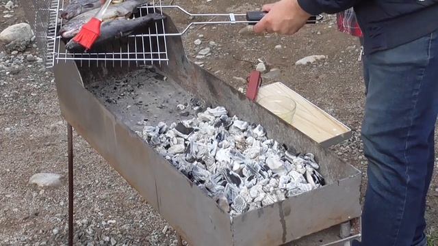 ФОРЕЛЬ НА МАНГАЛЕ (РЫБА ПО ЦАРСКИ)
