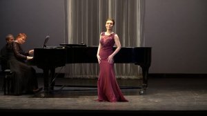 Евгения Красилова исполняет русскую народную песню "Как по лужку травка"