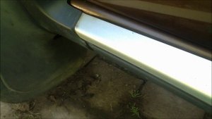 Рено Дастер 2 л. 7 лет. Снятие накладок порогов, обработка антикором.