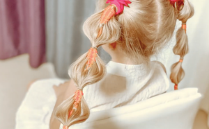 Как заплести две косички  Прическа из косичек с лентами. Яркий образ на праздник