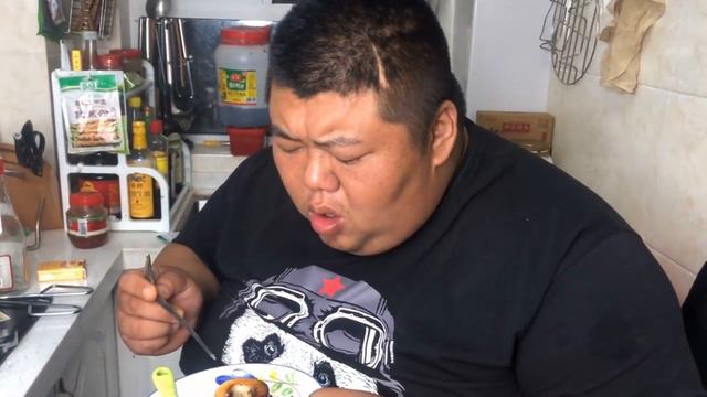 猴哥豪横买一整套牛骨架，用大桶炖一个半小时，直接上手抱着啃过瘾！【胖猴仔】
