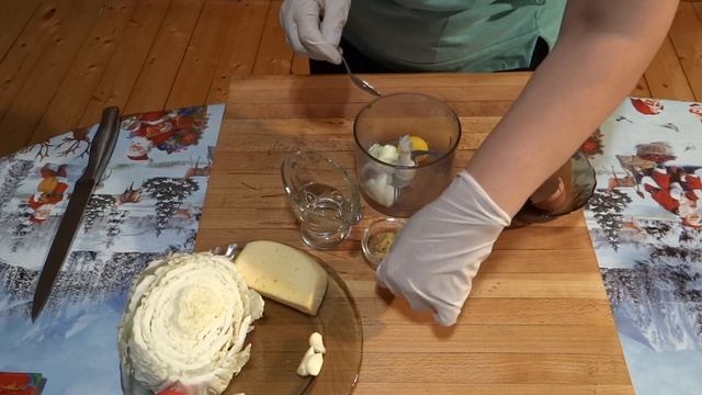 Скорее сохраняйте рецепт! Это очень вкусный салат "цезарь" с креветками и пикантным соусом.