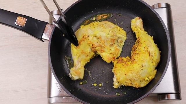 Курица в сырном соусе | Вкусные и очень сочные окорочка на сковороде