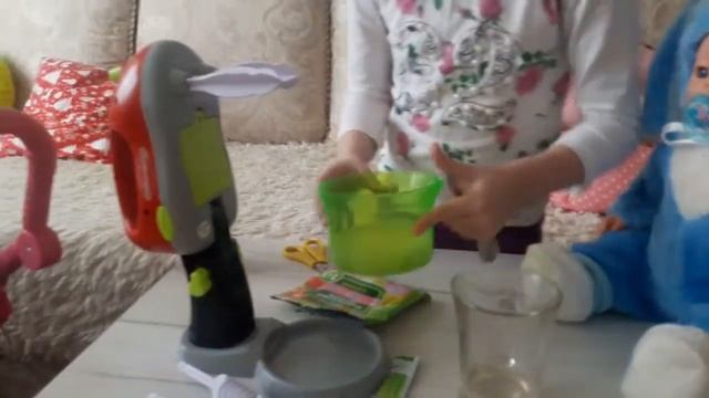 Кормим пупсика беби бон/взбиваем кашку крутым миксером/одеваем малыша смотреть онлайн