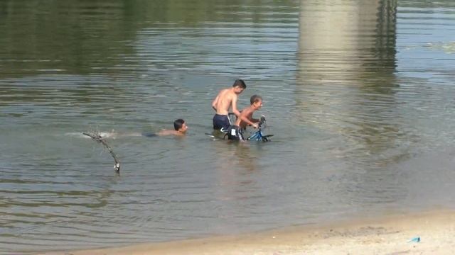 Пришла пора копать на пляже - купальный сезон заканчивается смотреть онлайн