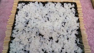 Роллы с плавленым сыром, огурцом и крабовыми палочками