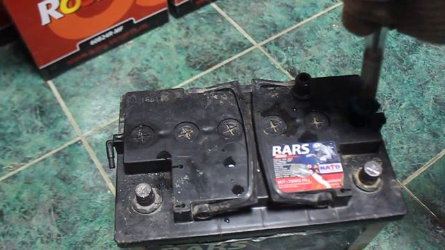 Как проверить черный ли электролит в аккумуляторе смотреть онлайн