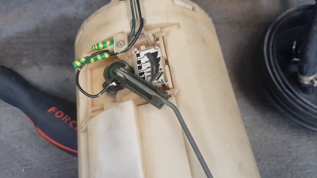 Замена датчика уровня топлива. пассат б3 1.8 моно смотреть онлайн