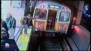 Пьяный упал на рельсы метро