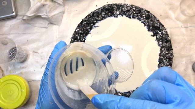 ЧАСЫ С ЭПОКСИДНОЙ СМОЛОЙ И ДЕКОРОМ ПО КРАЮ. смотреть онлайн