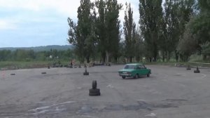 Машинка сломалась. Папа приехал на помощь и помог отремонтировать машинку