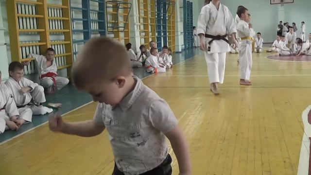 трехлетний ребенок зажигает)))) смотреть всем!!!! смотреть онлайн