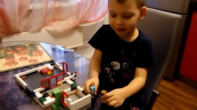 Играем в конструктор Майнкрафт! Видео для детей! смотреть онлайн