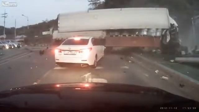 Отказали тормоза видео. Бешеные фуры на дорогах. Отказали тормоза аварии. Бешеная фура.