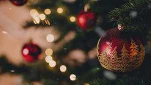 It’s Beginning To Look A Lot Like Christmas (Lyrics)