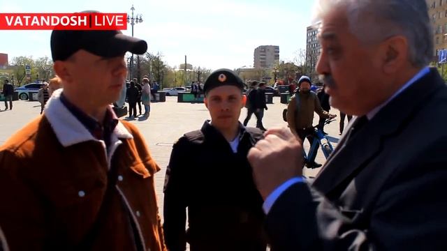 Узбек отказался выполнить требование полиции показать документы, так как они незаконны! Не знающие смотреть онлайн