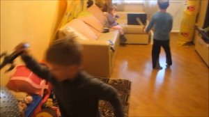 Дети играют дома. Children play house.