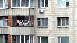 Почему дети выпадают из окон?