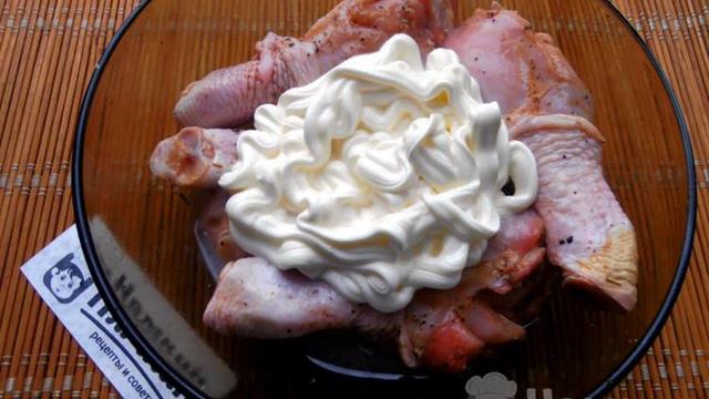 Запеченные куриные голени в духовке под сметаной