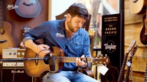 Taylor GS Mini E Koa Plus demo!