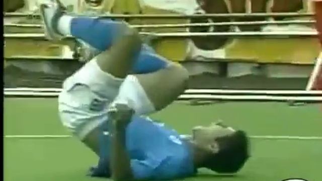 СЛОМАЛ НОГУ МЯЧОМ смотреть онлайн